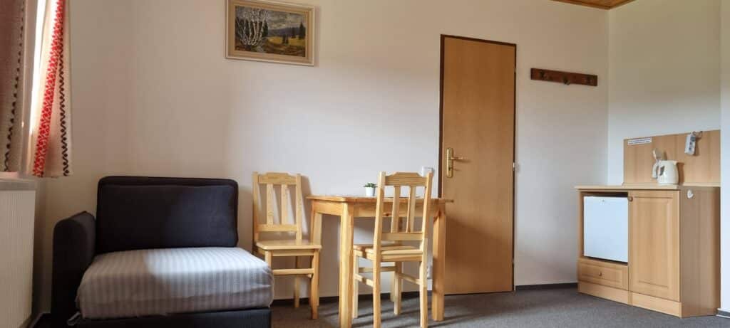 2+1 lůžkový pokoj s výhledem do údolí 4 pristylka stul a kuchynka pokoj c2
