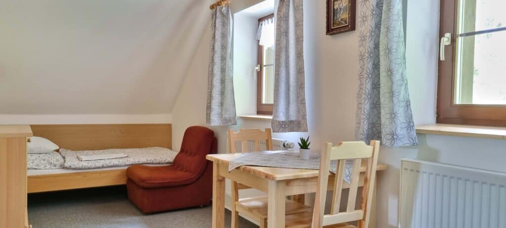 Dvoulůžkový pokoj s oddělenými lůžky 1 stul a postel leva strana pokoj c5